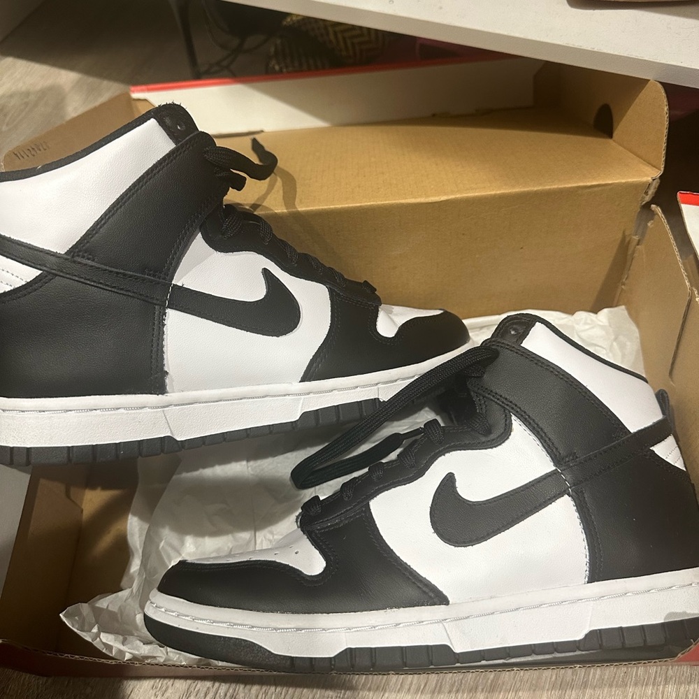 Nike panda dunks women’s 7 men’s 5.5